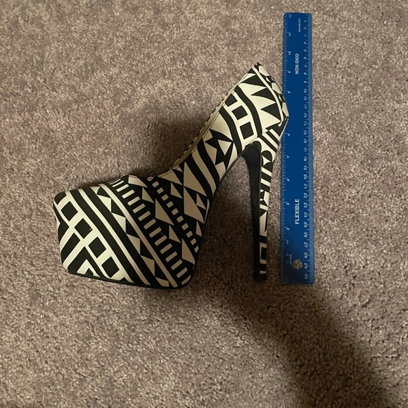 Black and white Aztec pattern platform heels - Picture 9 of 11